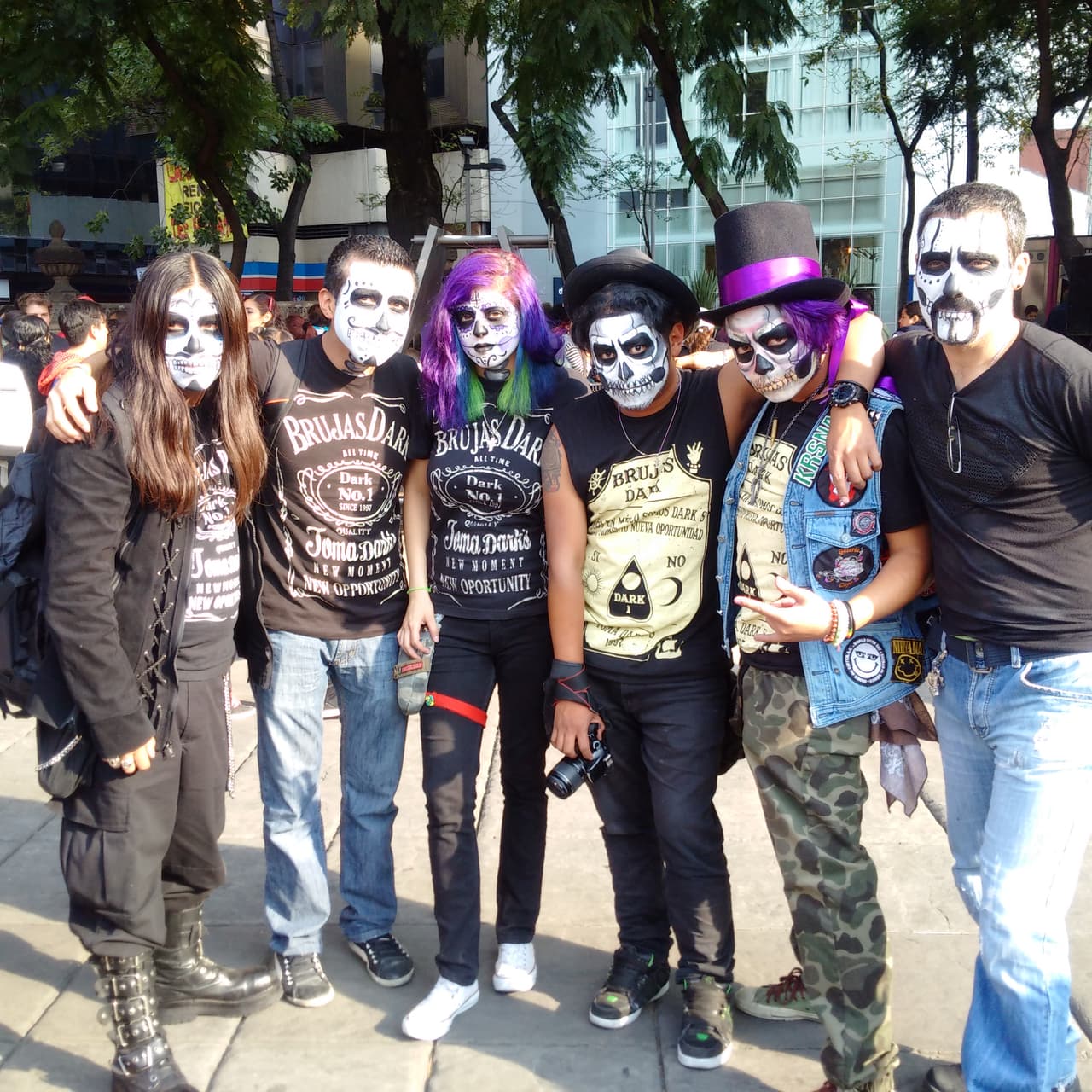 Sin importar la edad, cientos de personas decidieron salir a las calles de la Ciudad de México para darle vida a un personaje muy especial en el Día de Muertos: La Catrina, personaje creado por el ilustrador José Guadalupe Posada y que sin duda es un ícono de la cultura mexicana.