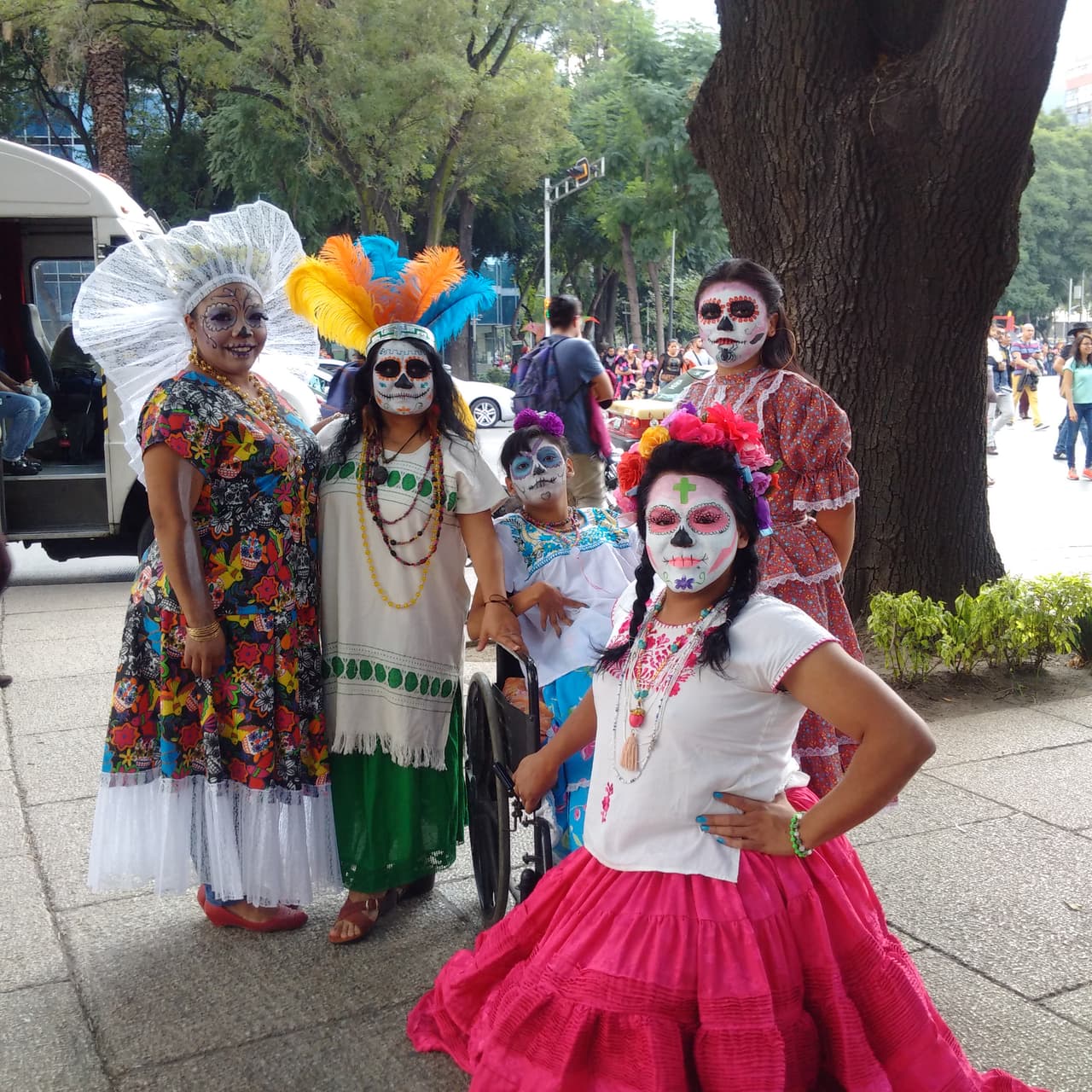 Sin importar la edad, cientos de personas decidieron salir a las calles de la Ciudad de México para darle vida a un personaje muy especial en el Día de Muertos: La Catrina, personaje creado por el ilustrador José Guadalupe Posada y que sin duda es un ícono de la cultura mexicana.