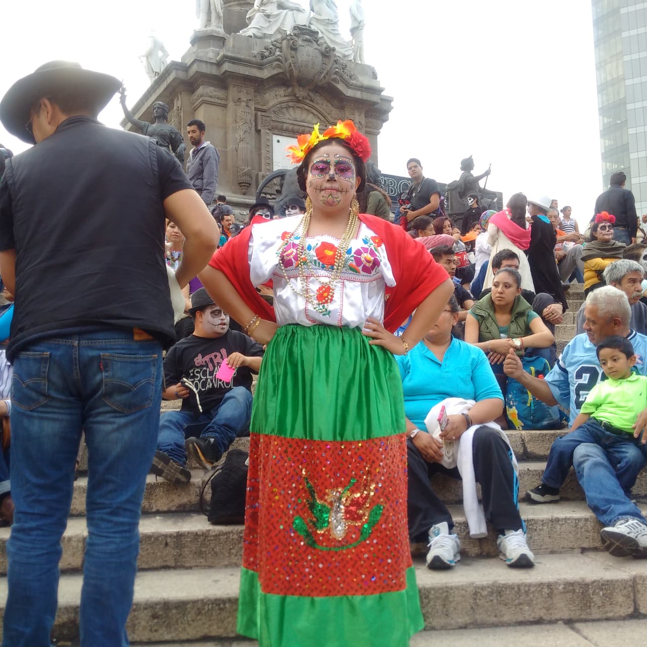Sin importar la edad, cientos de personas decidieron salir a las calles de la Ciudad de México para darle vida a un personaje muy especial en el Día de Muertos: La Catrina, personaje creado por el ilustrador José Guadalupe Posada y que sin duda es un ícono de la cultura mexicana.