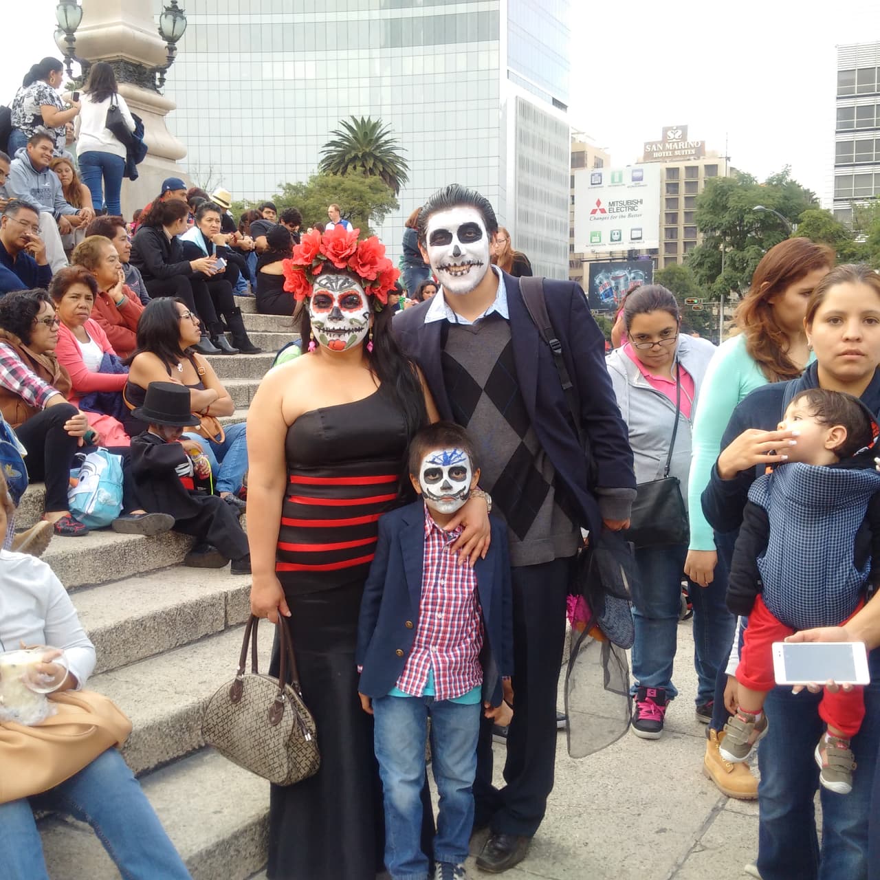Sin importar la edad, cientos de personas decidieron salir a las calles de la Ciudad de México para darle vida a un personaje muy especial en el Día de Muertos: La Catrina, personaje creado por el ilustrador José Guadalupe Posada y que sin duda es un ícono de la cultura mexicana.