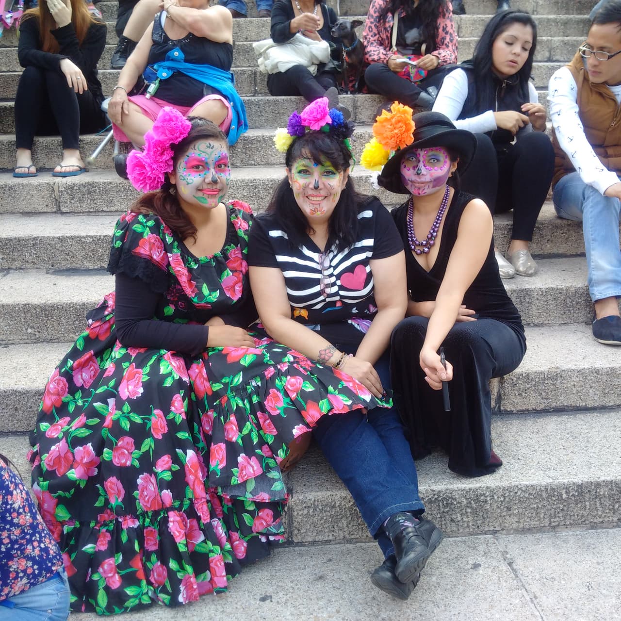 Sin importar la edad, cientos de personas decidieron salir a las calles de la Ciudad de México para darle vida a un personaje muy especial en el Día de Muertos: La Catrina, personaje creado por el ilustrador José Guadalupe Posada y que sin duda es un ícono de la cultura mexicana.