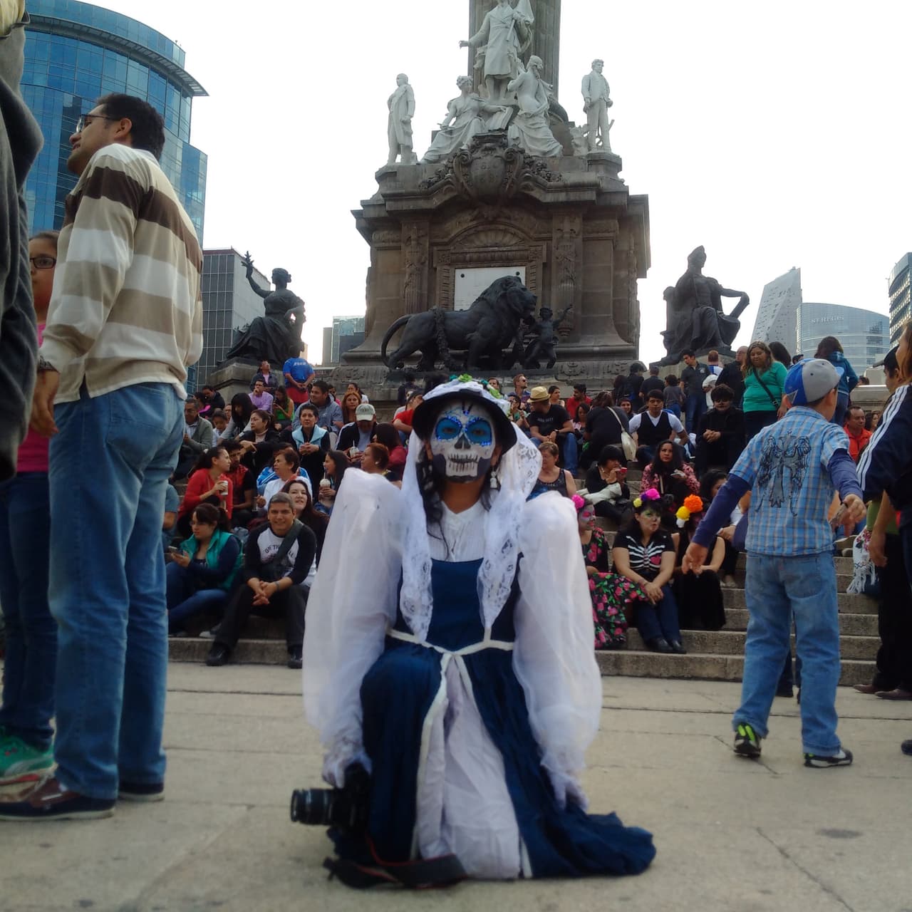Sin importar la edad, cientos de personas decidieron salir a las calles de la Ciudad de México para darle vida a un personaje muy especial en el Día de Muertos: La Catrina, personaje creado por el ilustrador José Guadalupe Posada y que sin duda es un ícono de la cultura mexicana.
