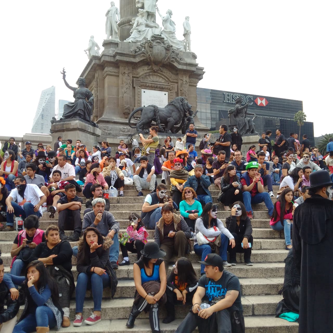 Sin importar la edad, cientos de personas decidieron salir a las calles de la Ciudad de México para darle vida a un personaje muy especial en el Día de Muertos: La Catrina, personaje creado por el ilustrador José Guadalupe Posada y que sin duda es un ícono de la cultura mexicana.