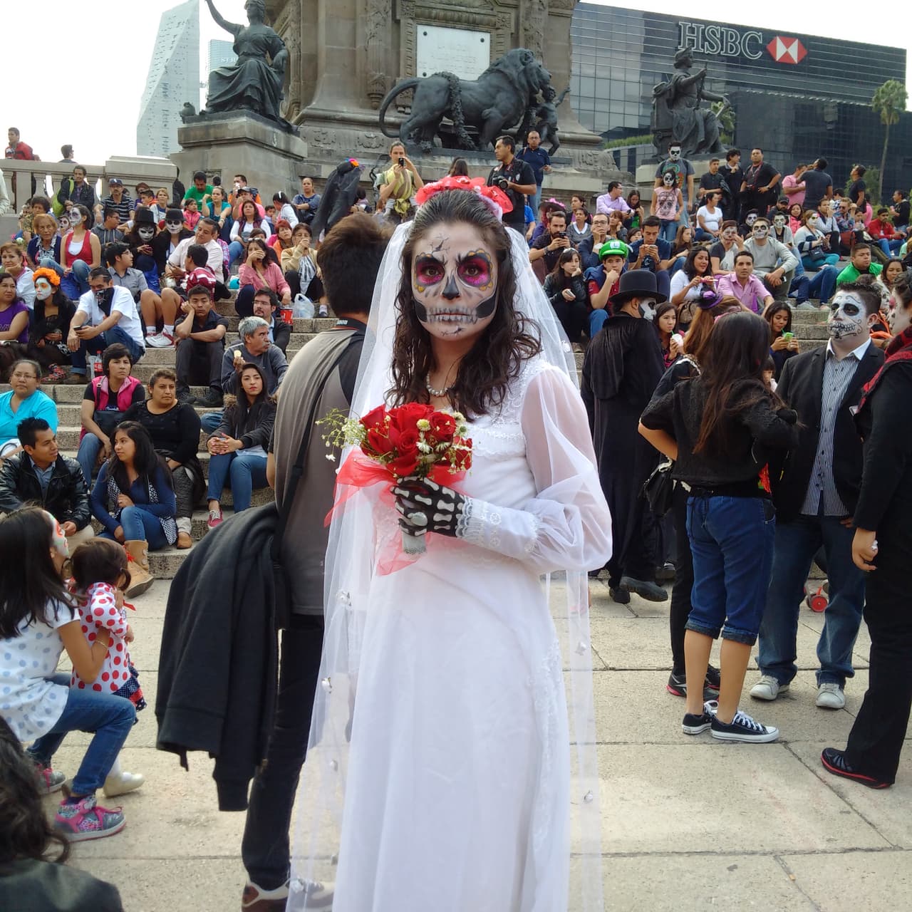 Sin importar la edad, cientos de personas decidieron salir a las calles de la Ciudad de México para darle vida a un personaje muy especial en el Día de Muertos: La Catrina, personaje creado por el ilustrador José Guadalupe Posada y que sin duda es un ícono de la cultura mexicana.