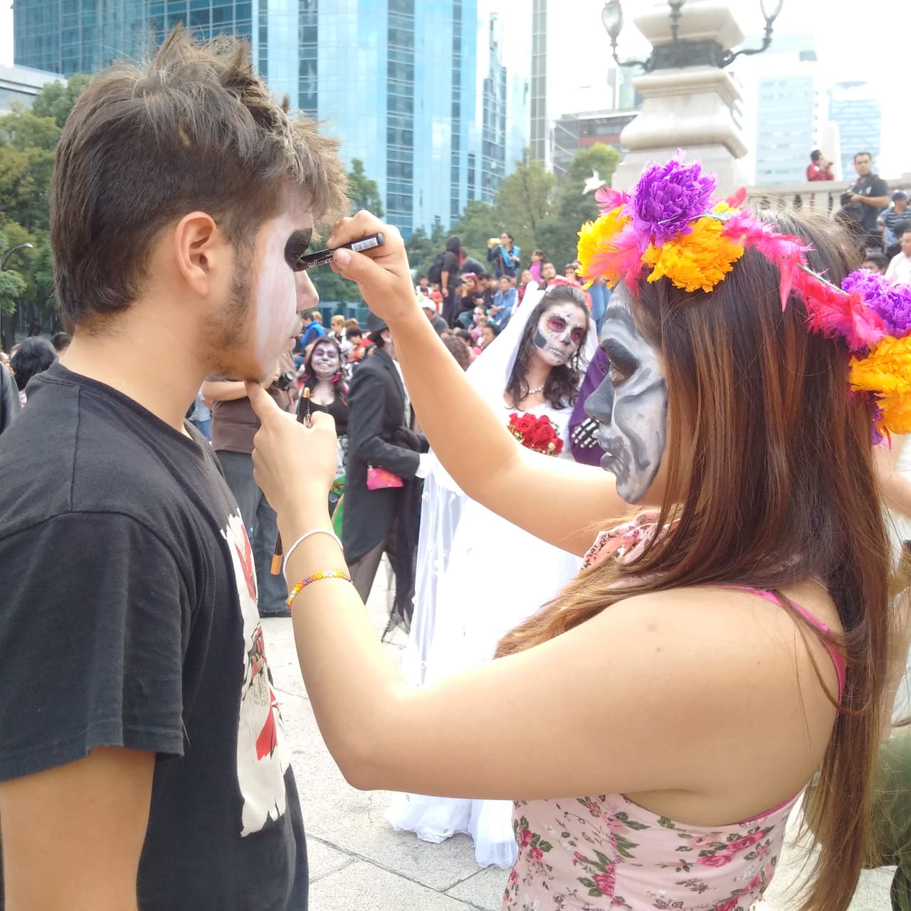 Sin importar la edad, cientos de personas decidieron salir a las calles de la Ciudad de México para darle vida a un personaje muy especial en el Día de Muertos: La Catrina, personaje creado por el ilustrador José Guadalupe Posada y que sin duda es un ícono de la cultura mexicana.