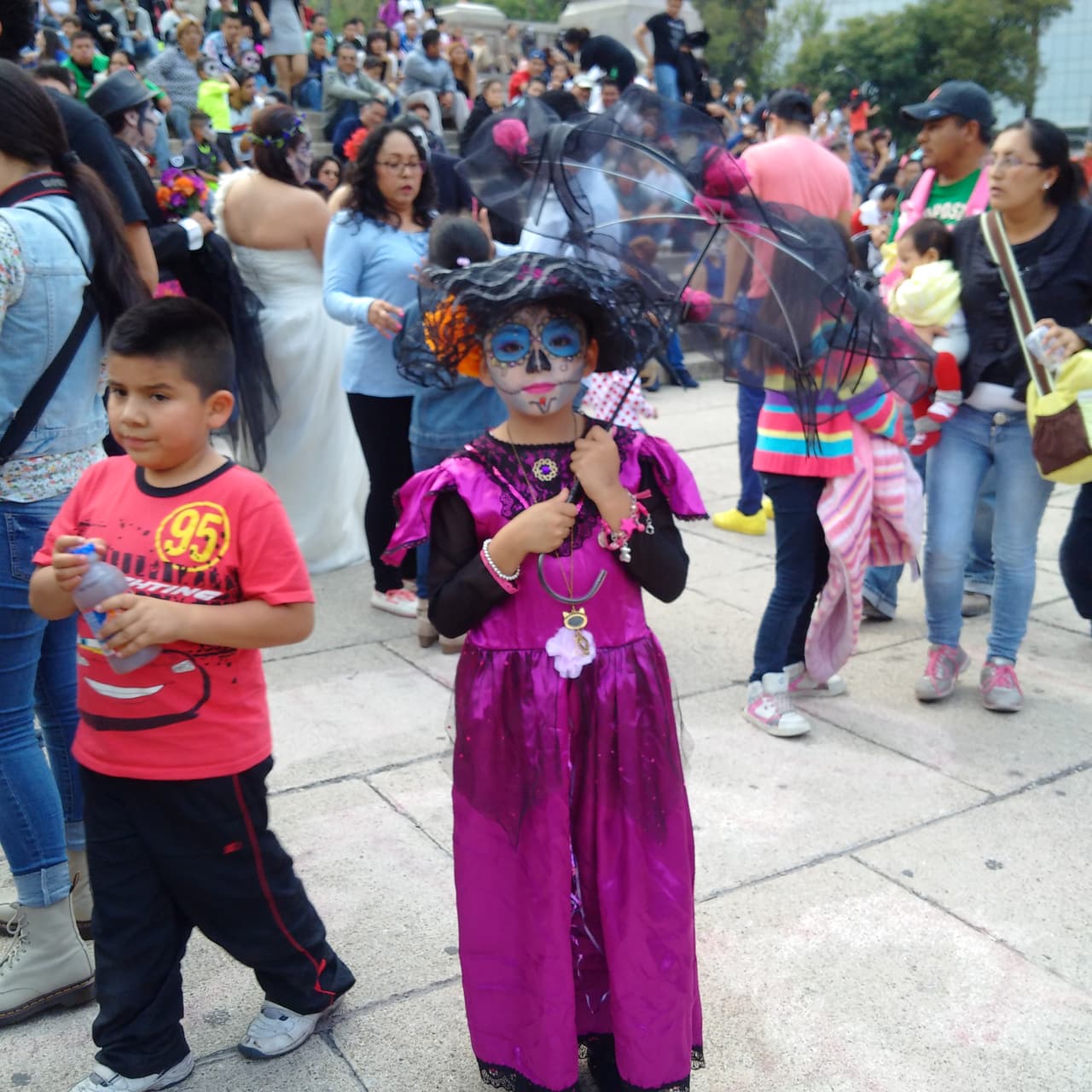 Sin importar la edad, cientos de personas decidieron salir a las calles de la Ciudad de México para darle vida a un personaje muy especial en el Día de Muertos: La Catrina, personaje creado por el ilustrador José Guadalupe Posada y que sin duda es un ícono de la cultura mexicana.