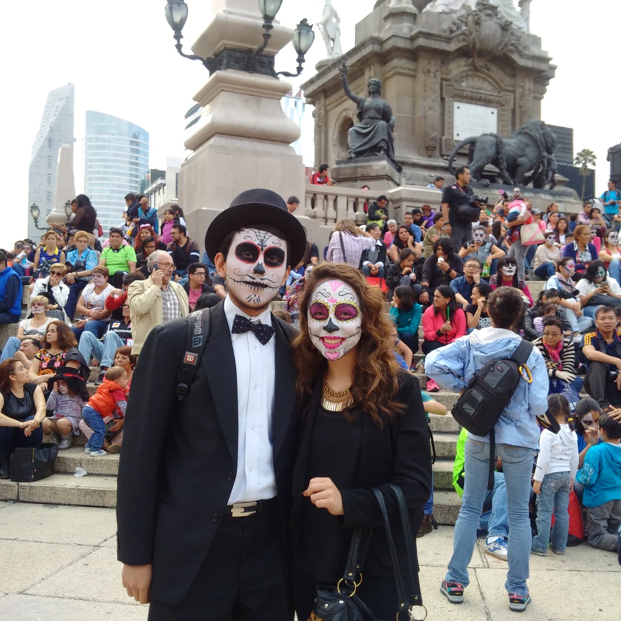 Sin importar la edad, cientos de personas decidieron salir a las calles de la Ciudad de México para darle vida a un personaje muy especial en el Día de Muertos: La Catrina, personaje creado por el ilustrador José Guadalupe Posada y que sin duda es un ícono de la cultura mexicana.