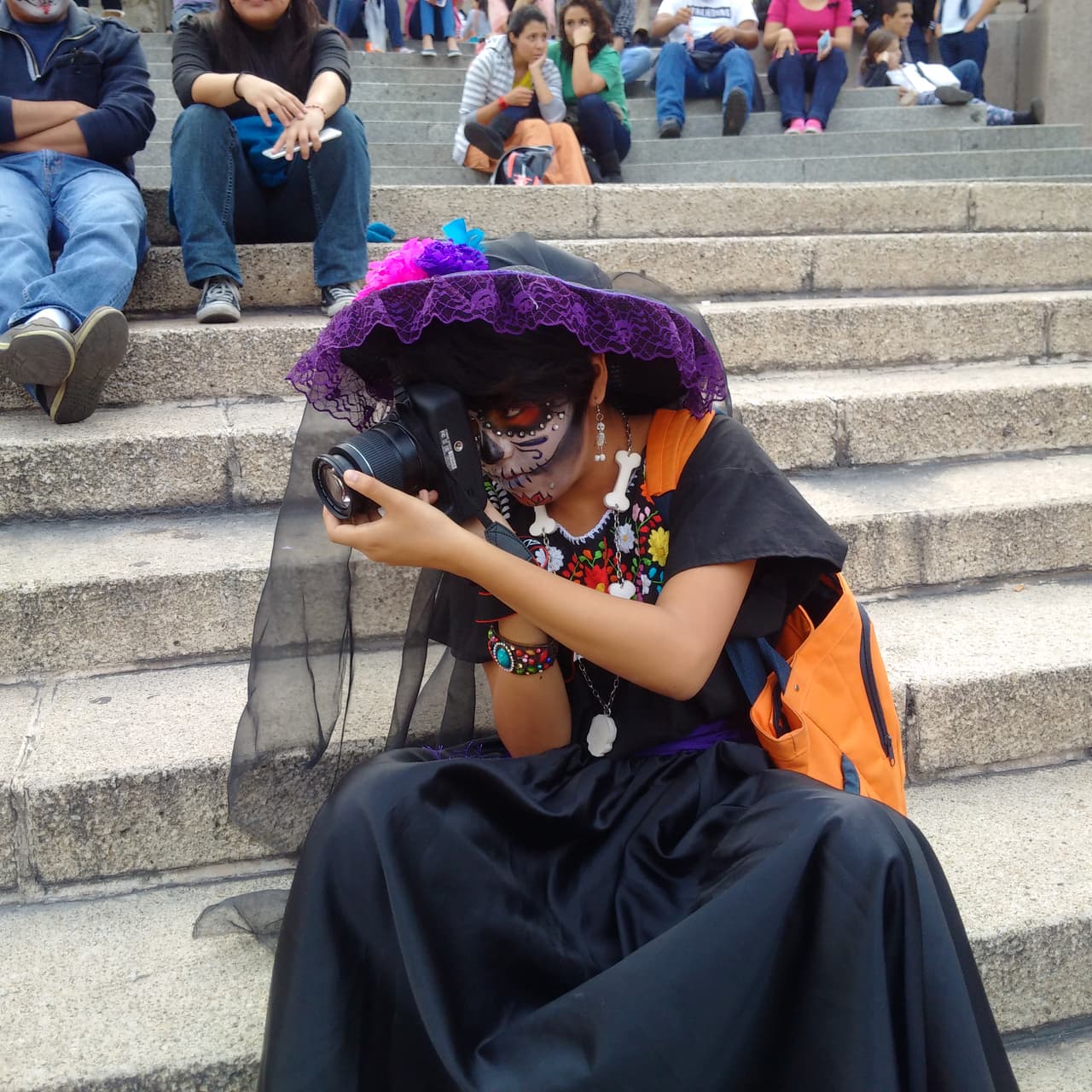 Sin importar la edad, cientos de personas decidieron salir a las calles de la Ciudad de México para darle vida a un personaje muy especial en el Día de Muertos: La Catrina, personaje creado por el ilustrador José Guadalupe Posada y que sin duda es un ícono de la cultura mexicana.