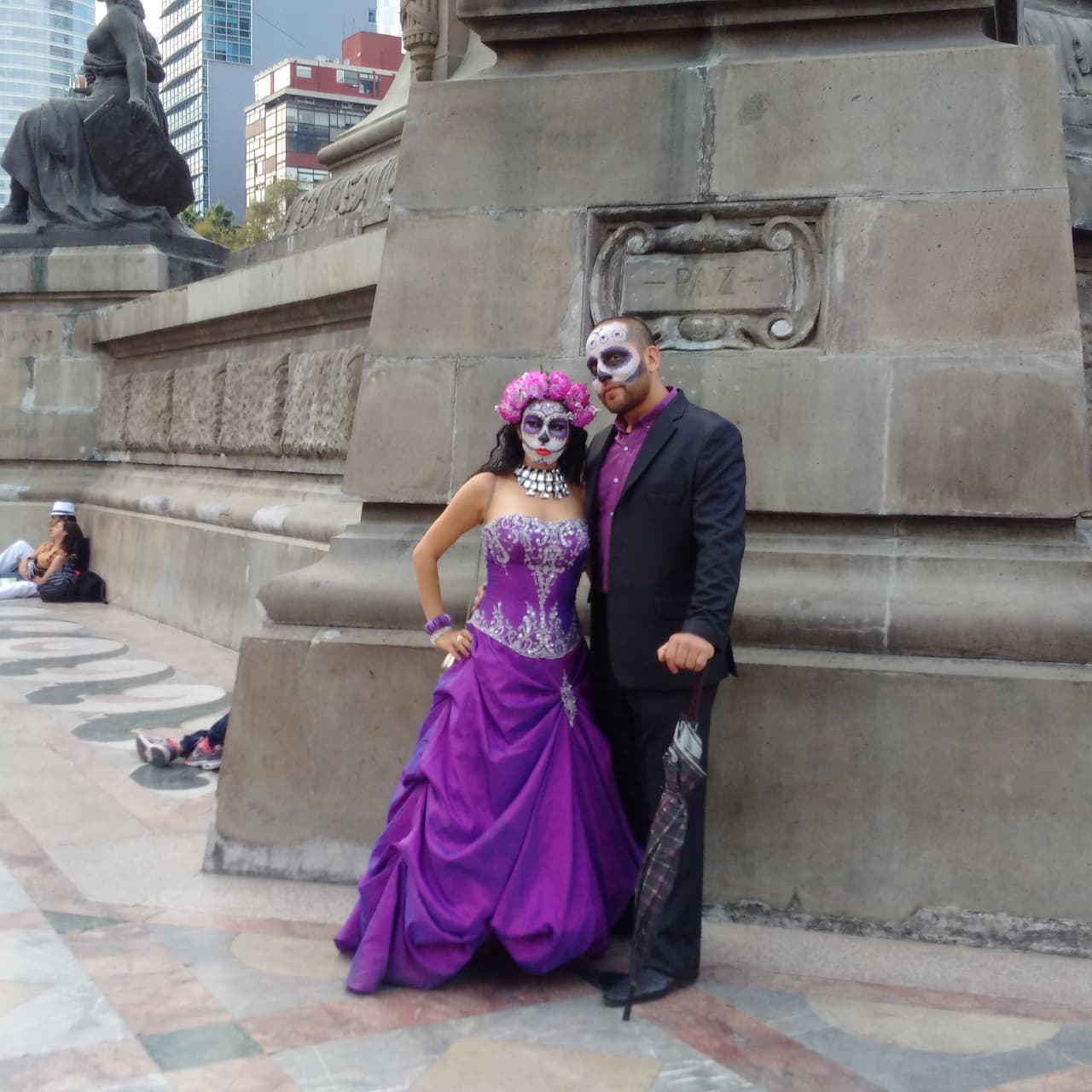 Sin importar la edad, cientos de personas decidieron salir a las calles de la Ciudad de México para darle vida a un personaje muy especial en el Día de Muertos: La Catrina, personaje creado por el ilustrador José Guadalupe Posada y que sin duda es un ícono de la cultura mexicana.