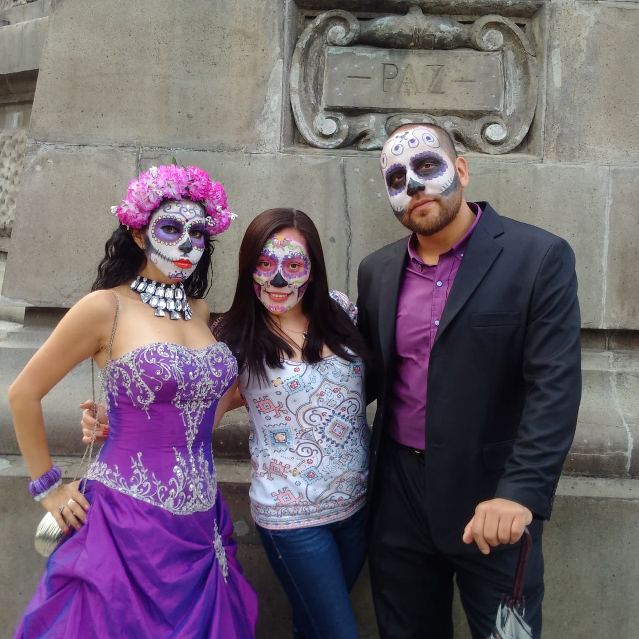 Sin importar la edad, cientos de personas decidieron salir a las calles de la Ciudad de México para darle vida a un personaje muy especial en el Día de Muertos: La Catrina, personaje creado por el ilustrador José Guadalupe Posada y que sin duda es un ícono de la cultura mexicana.