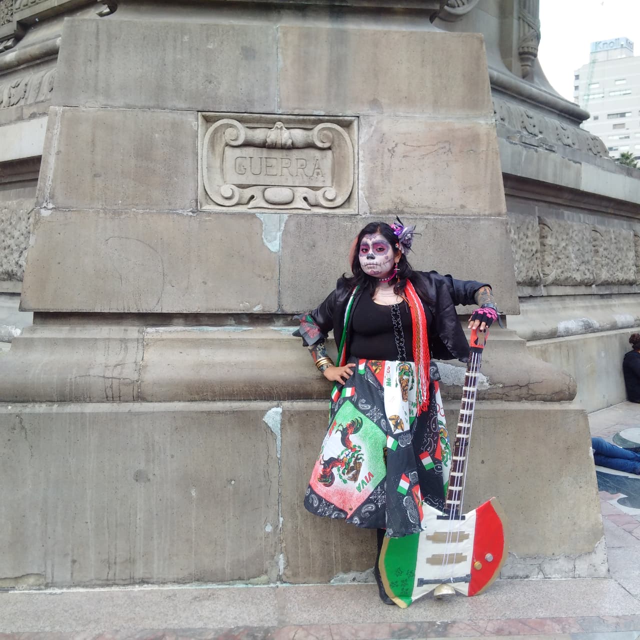 Sin importar la edad, cientos de personas decidieron salir a las calles de la Ciudad de México para darle vida a un personaje muy especial en el Día de Muertos: La Catrina, personaje creado por el ilustrador José Guadalupe Posada y que sin duda es un ícono de la cultura mexicana.