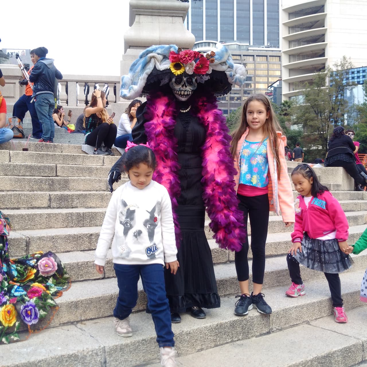 Sin importar la edad, cientos de personas decidieron salir a las calles de la Ciudad de México para darle vida a un personaje muy especial en el Día de Muertos: La Catrina, personaje creado por el ilustrador José Guadalupe Posada y que sin duda es un ícono de la cultura mexicana.