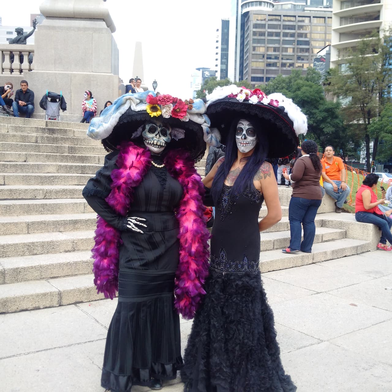 Sin importar la edad, cientos de personas decidieron salir a las calles de la Ciudad de México para darle vida a un personaje muy especial en el Día de Muertos: La Catrina, personaje creado por el ilustrador José Guadalupe Posada y que sin duda es un ícono de la cultura mexicana.