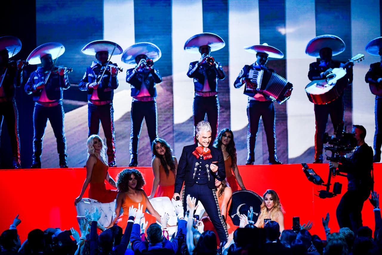 Thalía, quien presentó su performance, lo describió como "uno de los grandes responsables de que este legado (el de la música de mariachi) se mantenga".