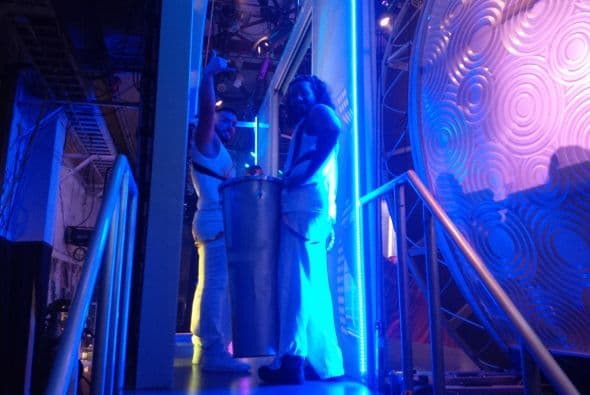 Desde el backstage, artistas y bailarines se preparan para la última función.