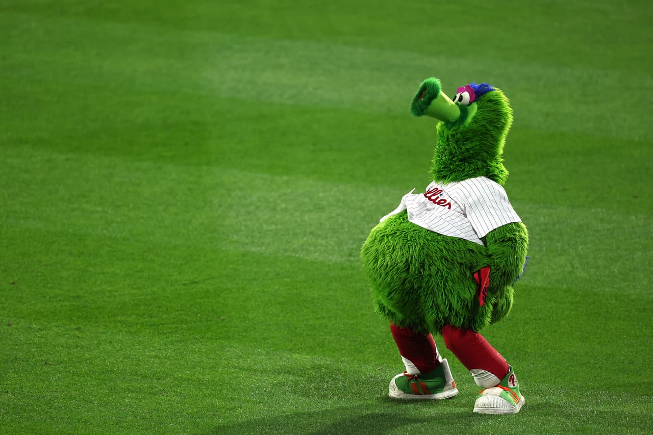 La mejor mascota de MLB, Phillie Phanatic, no podía faltar durante el segundo juego de la Serie de Campeonato entre los Phillies de Filadelfia y los Diamondbacks de Arizona en Citizens Bank Park.