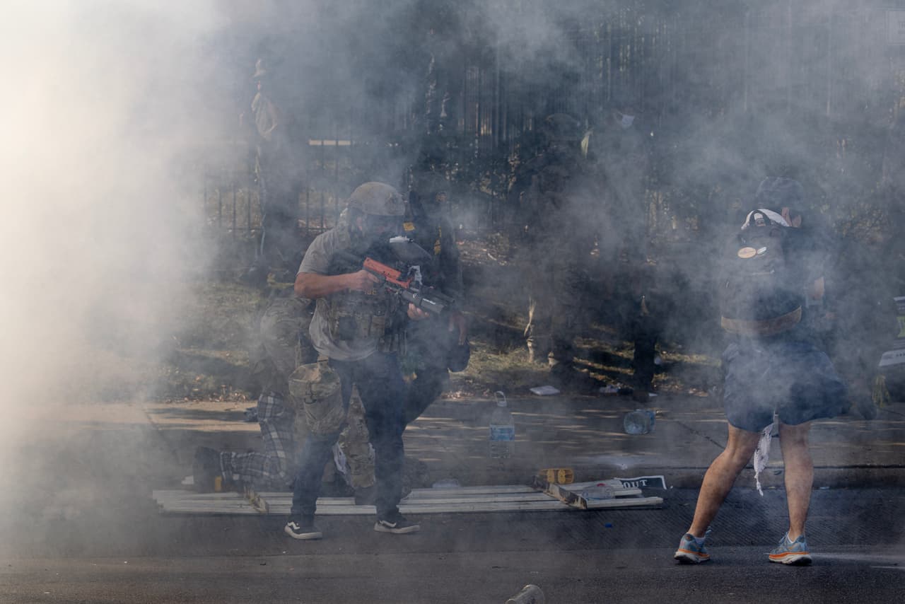 Las manifestaciones, con gran afluencia de personas, se han ido intensificando la respuesta de los agentes, quienes han utilizado
<b> gas pimienta, gas lacrimógeno, balas de goma y granadas de humo</b> para dispersar a los manifestantes.