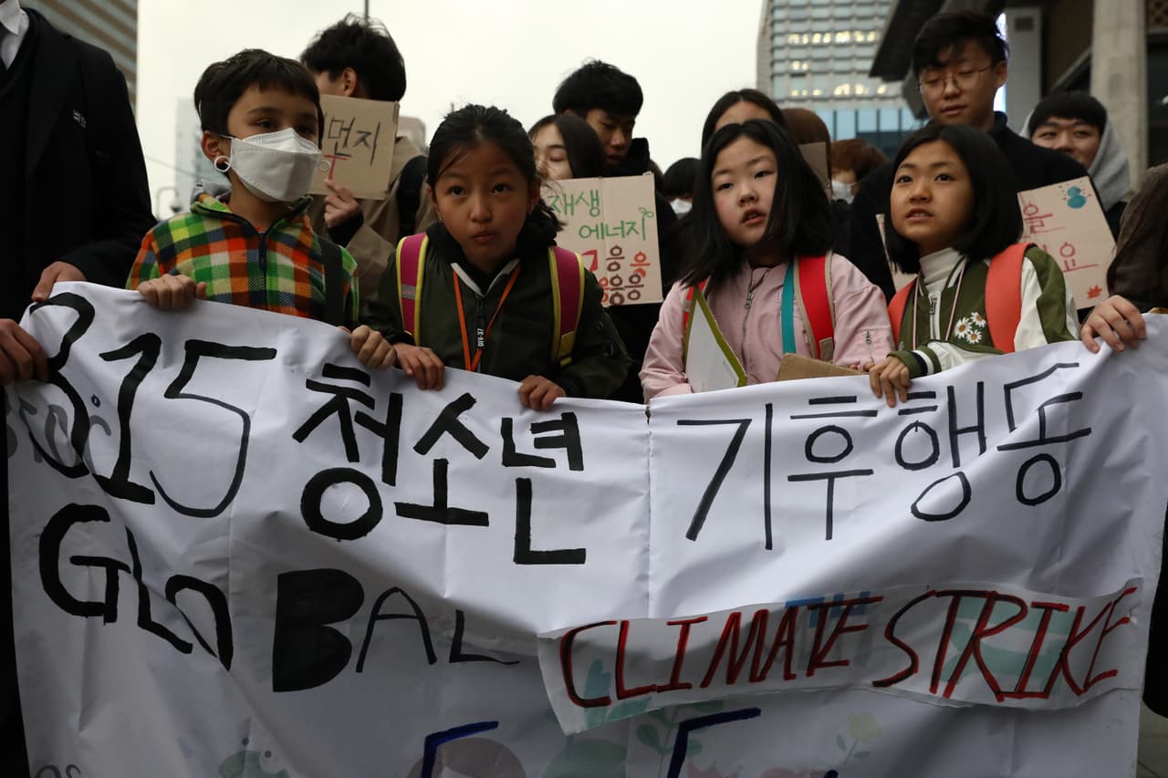 En
<b> Seúl, Corea del Sur</b>, más de 100 estudiantes llevaban carteles reciclados con consignas como "Too Warm 4 School" ("Demasiado caliente para ir al colegio") y "No niegues el cambio climático", según un reporte de Reuters.