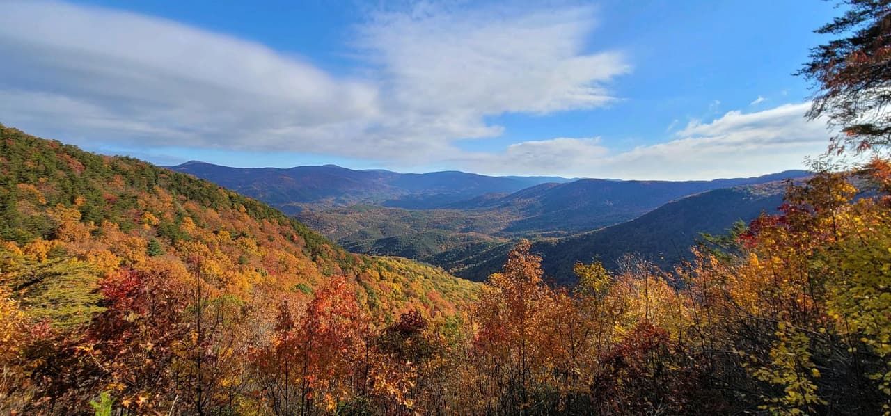 <b>Fort Mountain State Park (Chatsworth)</b>
<br>
<b>Sitio web</b>: 
<a href="https://gastateparks.org/FortMountain">https://gastateparks.org/FortMountain</a> 
<br>
<a href="https://maps.app.goo.gl/1dpSftrGAh27QWTx9"><b>Cómo llegar</b></a>
<b> </b>
<br>
<br>Este parque es mejor conocido por su torre de piedra y una misteriosa pared de roca a lo largo de la cima de la montaña, además de una variedad de senderos. Para caminar más fácilmente, toma el circuito de 1,2 millas alrededor del lago verde del parque. Para una caminata desafiante que dure todo el día, elija el sendero Gahuti de 8 millas. Los ciclistas de montaña tienen más de 14 millas para explorar.