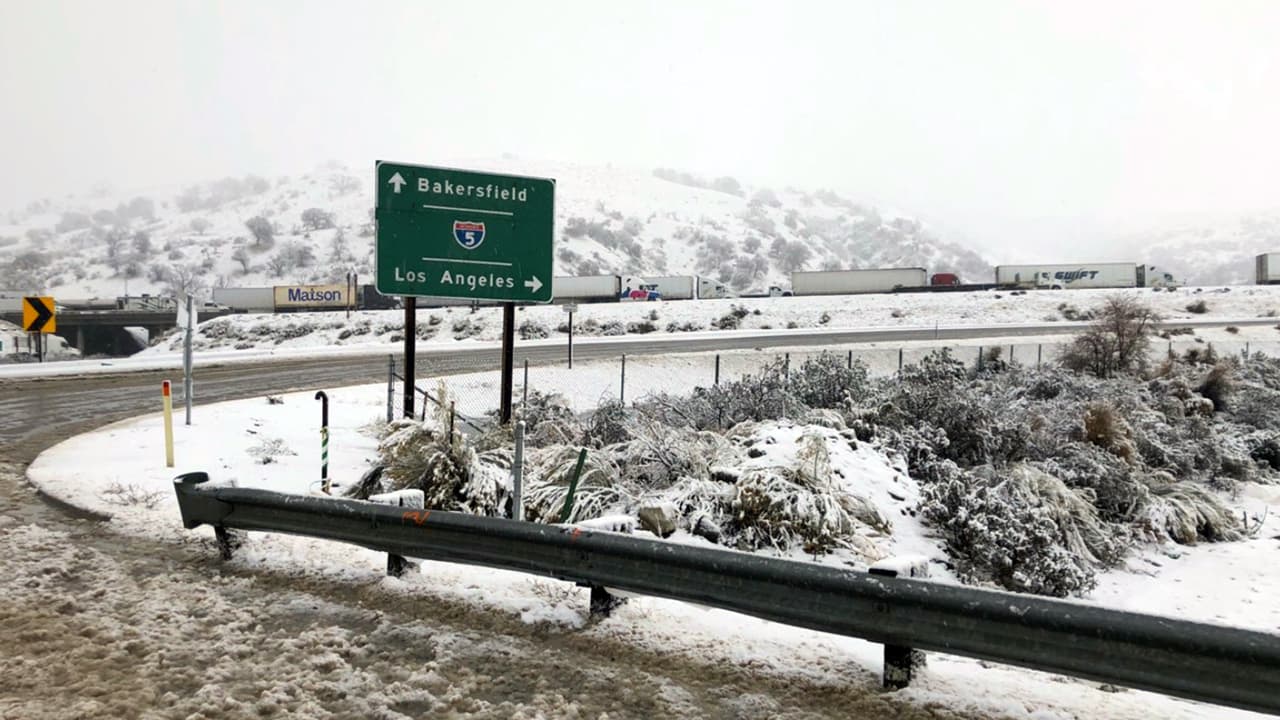 La carretera interestatal 5 fue cerrada por presencia de nieve y hielo por varias horas
