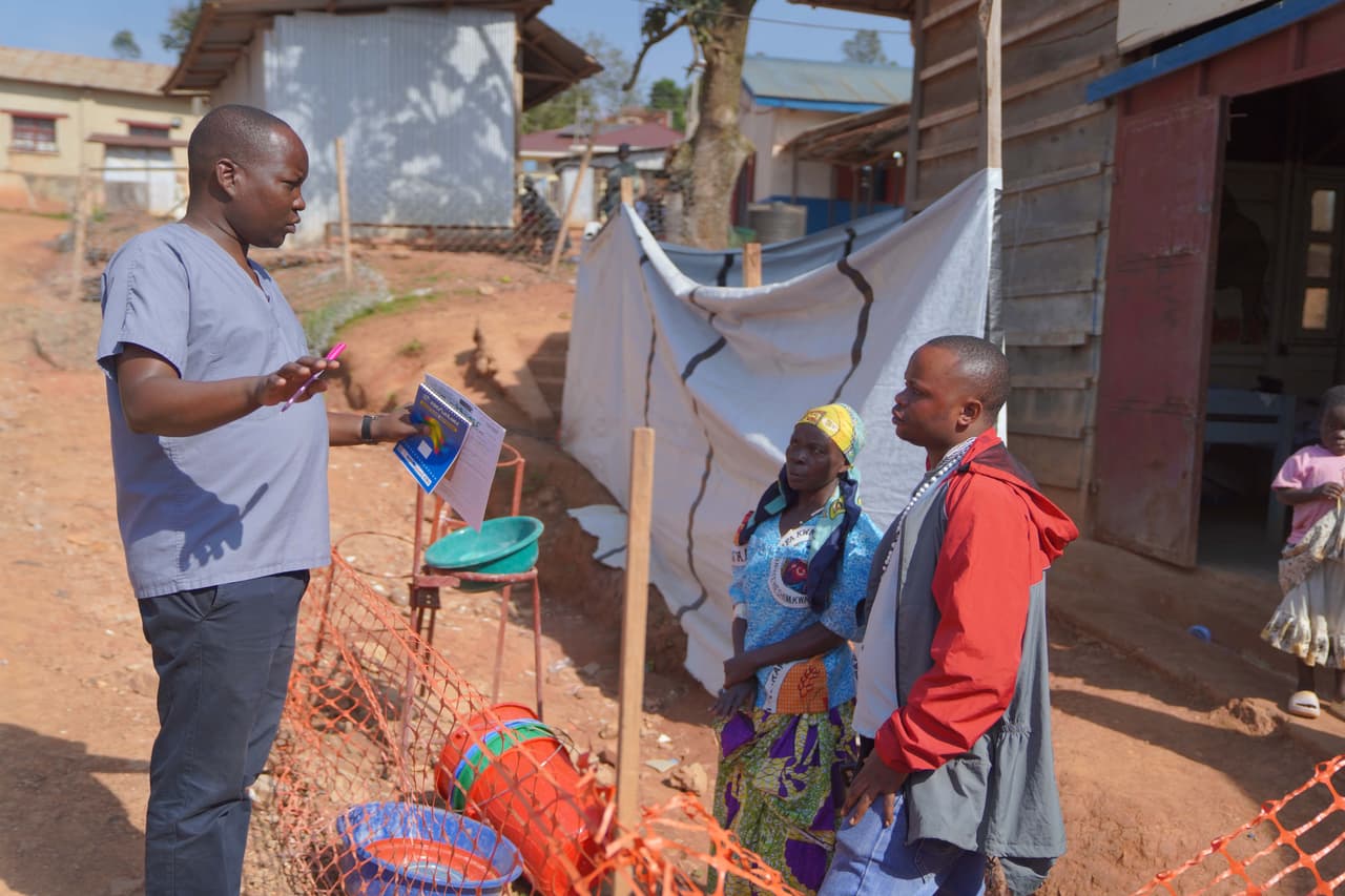 Gédéon Banga Ngbape (a la izquierda en la imagen), es uno de los llamados agentes de vigilancia del ébola y realiza el rastreo de contactos en Nizi, provincia de Ituri, en el este del Congo. (Foto AP/Dieudonne Dirole)