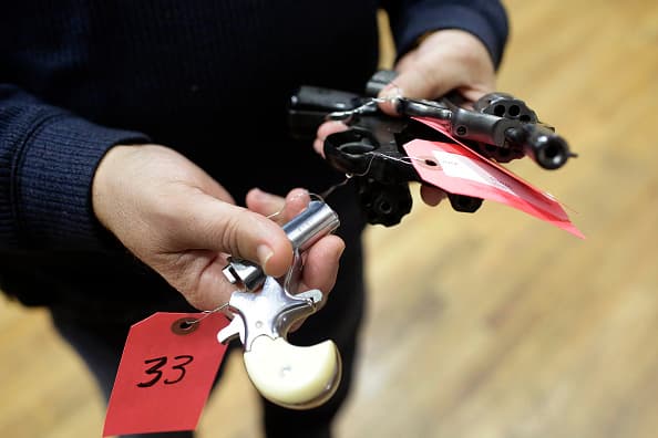 Chicago está viviendo una crisis en materia de criminalidad relacionada con armas de fuego. Este fin de semana, el número de homicidios en Chicago superó los
<b> 700.</b> Una cifra que no alcanzaba desde 1990. Por poner las cosas en perspectiva, el número de asesinatos en Chicago en todo el 2015 fue de 
<b>473</b>.