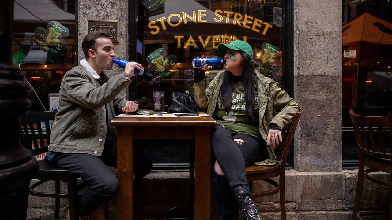 Lo primero que recomienda el doctor es que si sales con amigos o familiares, todos deben haberse vacunado contra el covid-19.