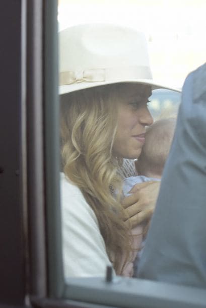 La cantante lució su larga cabellera rubia muy bien peinadita.