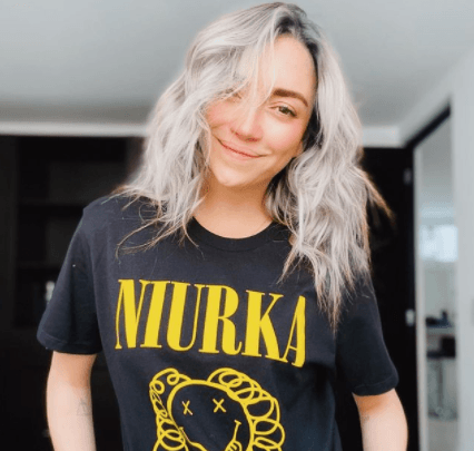 Regina Blandon apuesta por una cabellera totalmente platinada.