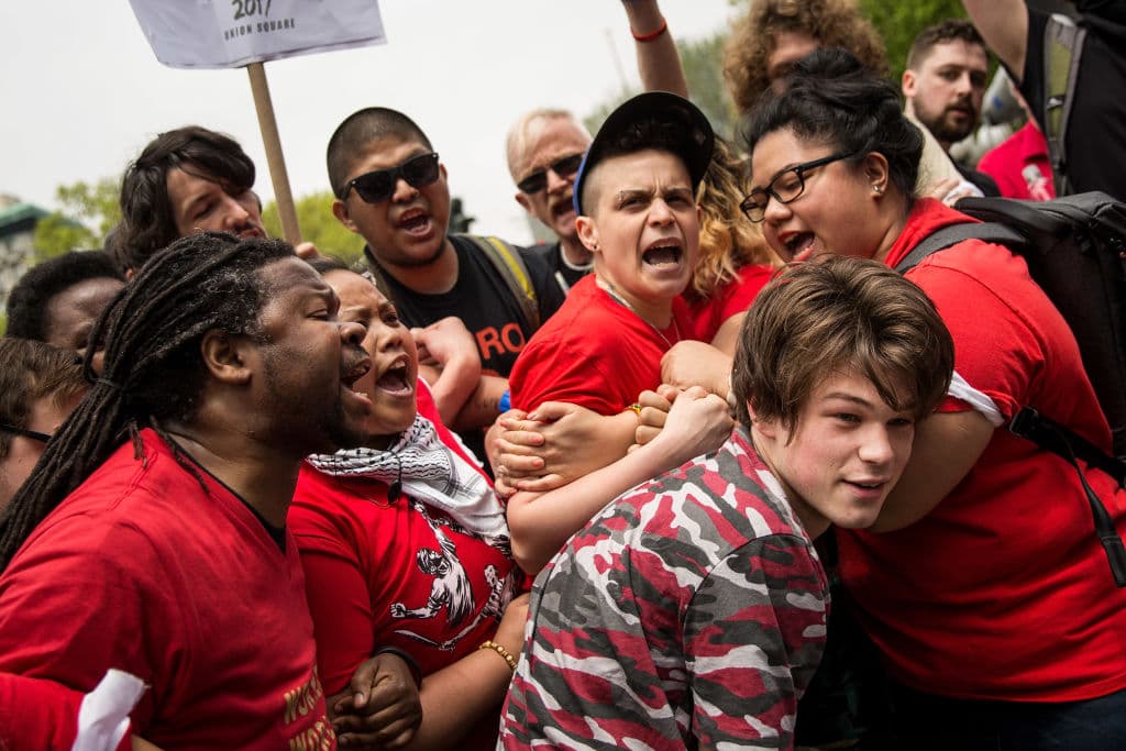 Manifestantes vivieron un momento tenso cuando intentaron sacar a un sujeto al que acusaron de hacer comentarios racistas en Union Square.