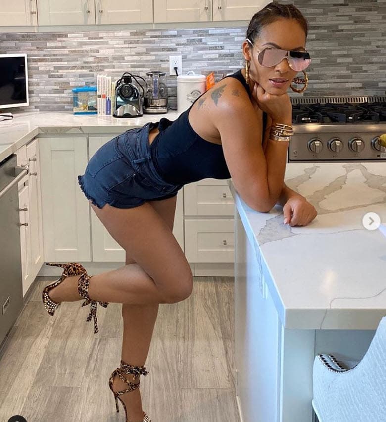 Según ese medio, la nueva novia del cantante es
<b><a href="https://www.instagram.com/evelynlozada/" target="_blank"> Evelyn Lozada</a></b>, de 44 años.
<br>