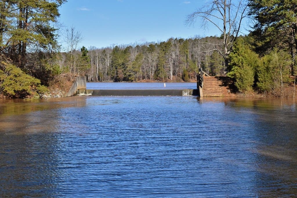 Park Lake, separado del lago Norman más grande por una presa, ofrece lugares tranquilos para pescar y remar.