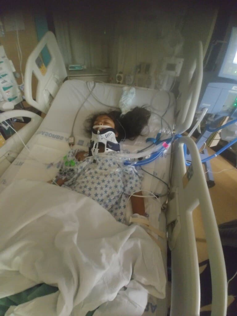 Con una botella de vidrio lanzada indiscriminadamente desde un auto en movimiento en Corona, California.
<br>