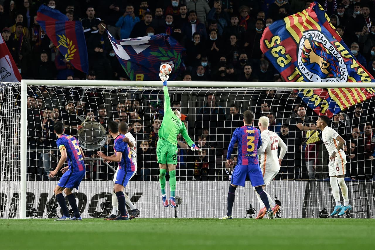 Barcelona quedó 0-0 de local ante Galatasaray en la ida de Octavos de Final de la Europa League a pesar de ser mejor y generar varias ocasiones de gol ante los turcos.