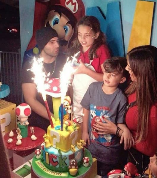 Los tres actores conviven en armonía para que sus hijos puedan llevar una vida tranquila y rodeada de cariño.