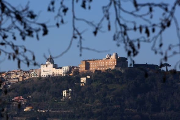 En tanto, Castel Gandolfo se ha llenado de periodistas que esperan el arribo de Benedicto XVI a lo que será su nueva morada.