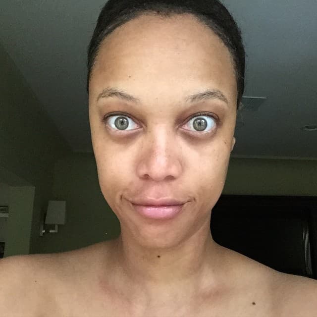 Tyra Banks luce su belleza natural en la más reciente de sus selfies en sus redes sociales.