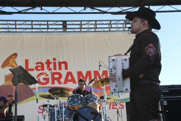 Los corridos de la banda grupera “Voz de Mando” se hicieron sentir en los Latin Grammy Streets Parties en Phoenix, donde los fanáticos esperaban ansiosos y cantaron con entusiasmo las más famosas canciones de esta agrupación. 