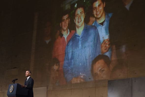 Remy Crowther logró sobrevivir al primer avionazo en la torre, ayudó a varios heridos a bajar por las escaleras y huir. Volvió a subir por más víctimas pero no logró salir vivo de la tragedia.