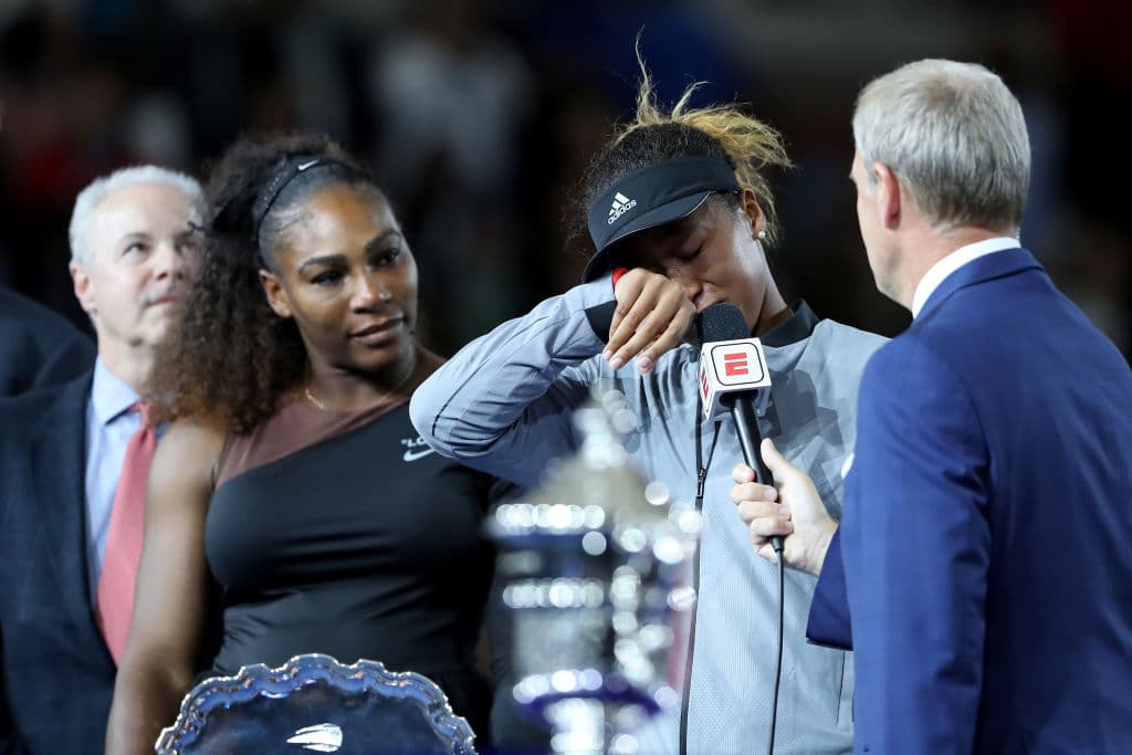 "Sé que todos la estaban apoyando. Ofrezco disculpas porque haya terminado así. Solo quiero decirles, gracias por ver el juego", expresó una conmovida Naomi Osaka a los asistentes y televidentes.