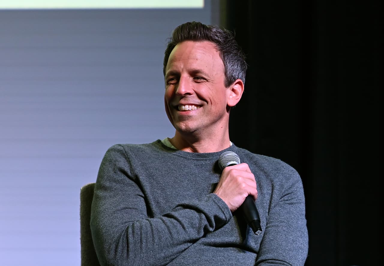 Seth Meyers dijo el miércoles en su 
<b><a href="https://www.nbc.com/late-night-with-seth-meyers" target="_blank">programa nocturno de NBC</a></b>: "O como se informó en los tabloides británicos: 'Meghan secuestró a Harry'". Para continuar con la broma, agregó: "¡Mientras que William y Kate 
<b>anunciaron que vendieron a la reina</b> y se irán a Cabo!".