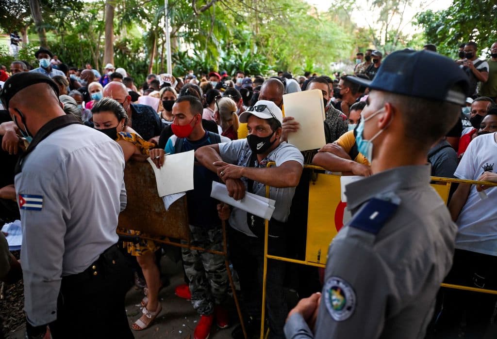 La gente espera fuera de la Embajada de Panamá en La Habana para obtener visados el 11 de marzo de 2022.