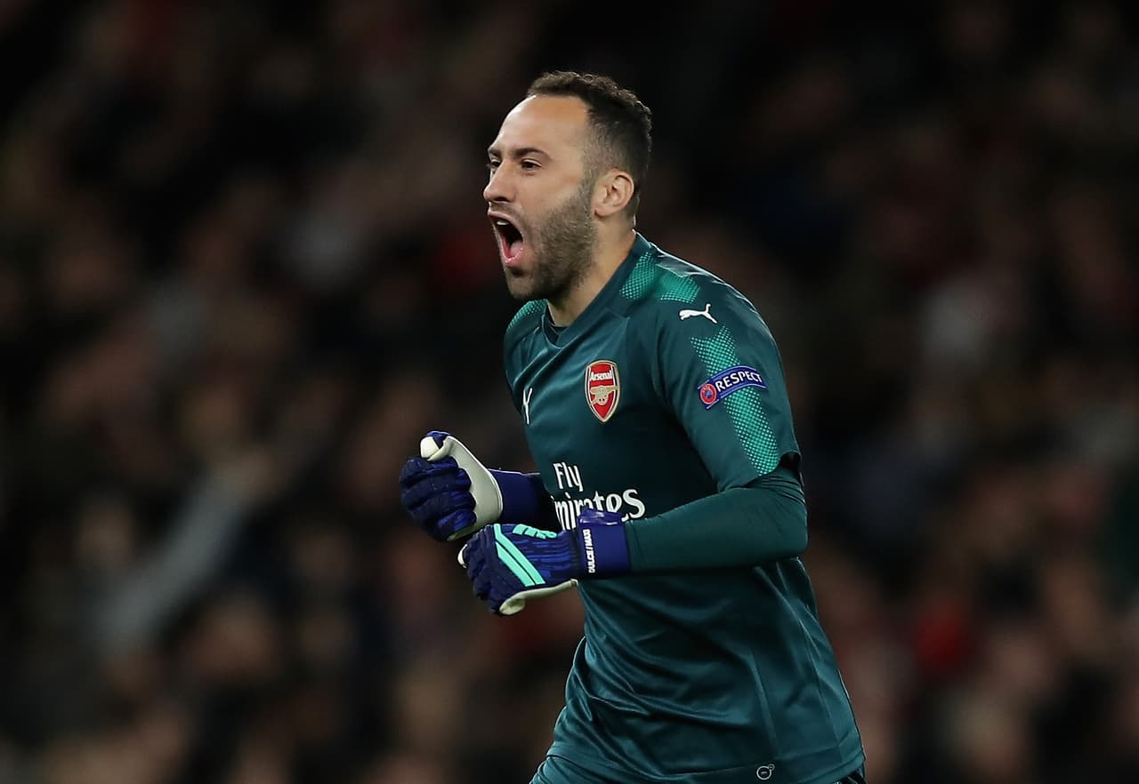 El arquero colombiano David Ospina fue titular en Arsenal pero no podría detener un ataque posterior.