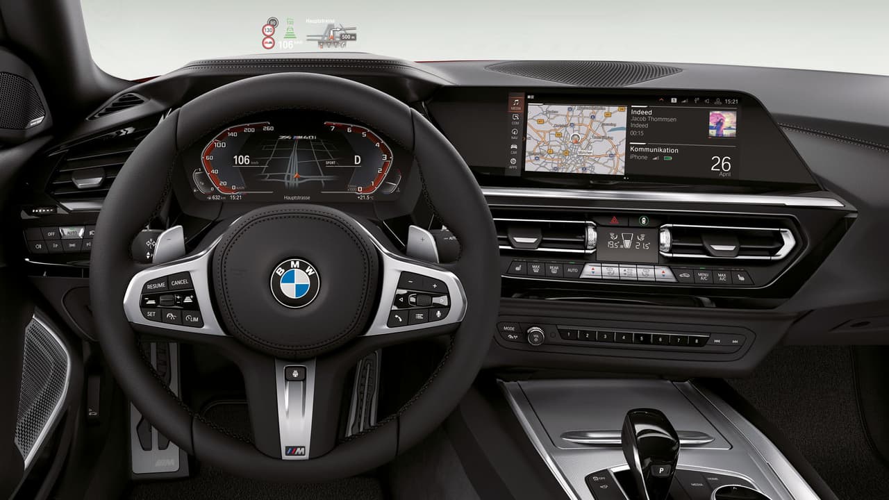 El tablero de instrumentos y controles 
<b>orientado hacia el conductor</b> del Z4 muestran las últimas tendencias de diseño de BMW.