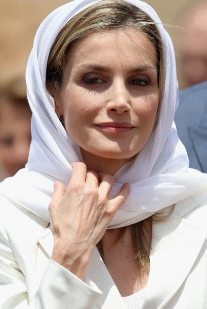 La reina Letizia, con blusa blanca y pantalón vaporoso del mismo tono, se cubría la cabeza un pañuelo en señal de respeto.
