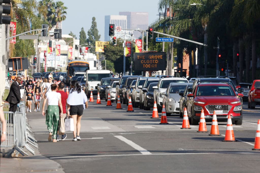 Y este miércoles, en las salas de cines AMC del centro comercial The Grove, en Los Ángeles, California, celebró la gala oficial del filme, con alfombra roja. Para lograrlo y que no se formara un caos, el resto de los establecimientos en el centro comercial cerró operaciones. Además, hubo cierre de calles y desvíos que hicieron del regreso a casa, este miércoles en la tarde, un dolor de cabeza para conductores en esa área.