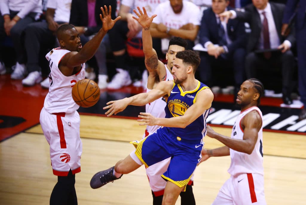 Luego se confirmaría la baja de Looney por la misma lesión en la clavícula que lo había margunado al inicio de la serie y los jugadores de Golden State como Klay Thompson tuvieron que redoblar esfuerzos ante las dos intempestivas bajas.