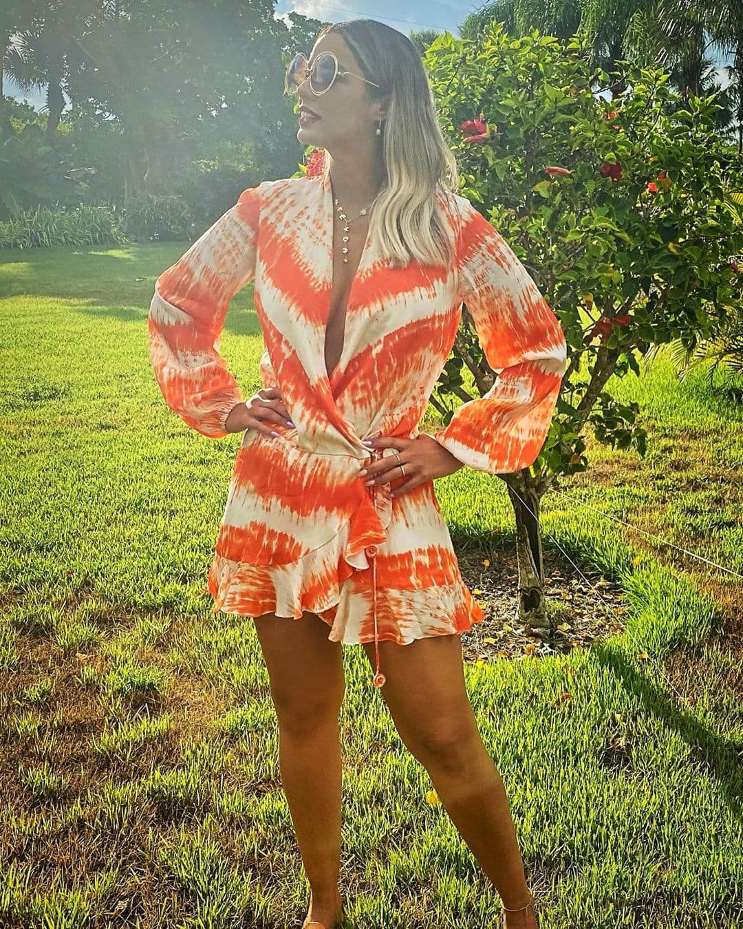 Los rayos del sol resaltan la tonalidad rubia y así es como luce en medio de la naturaleza.