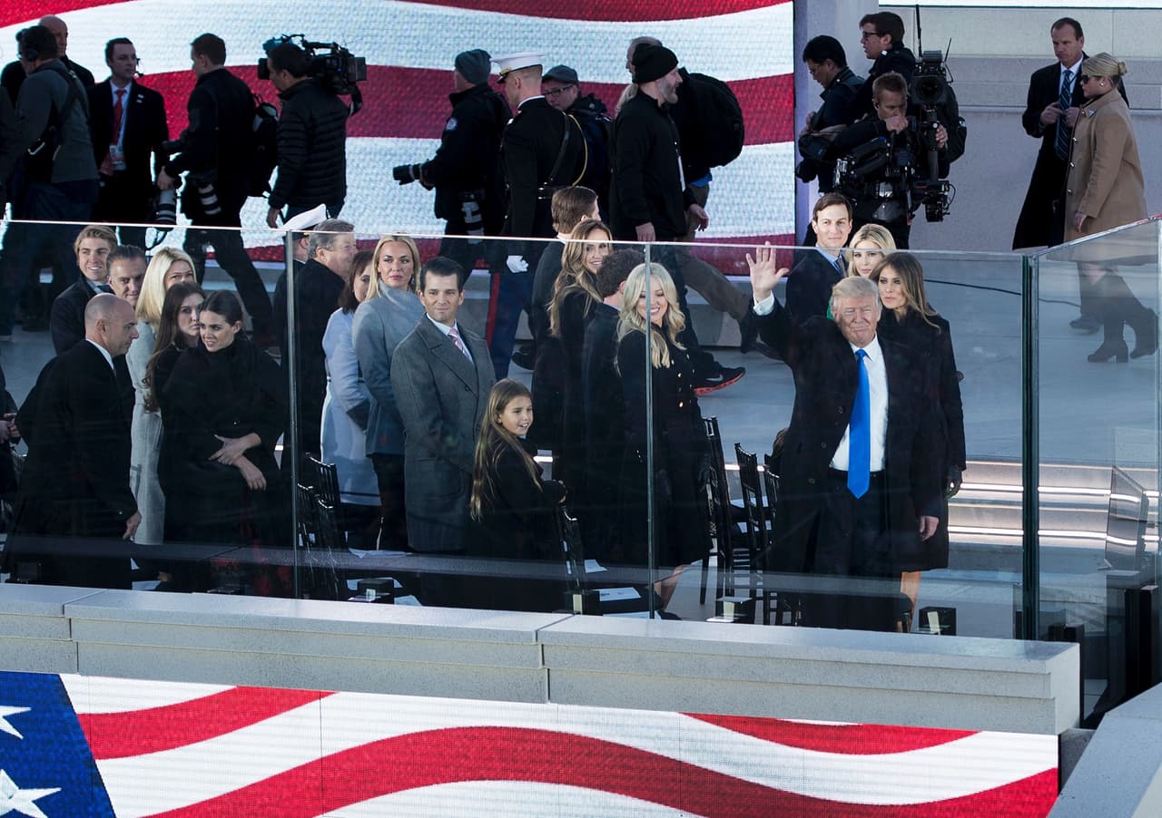 La familia Trump desde el estrado donde vieron el concierto.