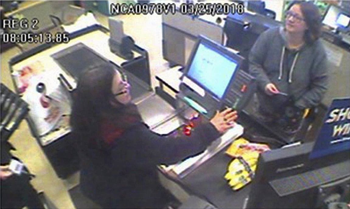 Jennifer Hart, quien conducía la camioneta, fue captada comprando fruta y snacks para sus hijos el día antes del accidente en una tienda Safeway de Fort Bragg.